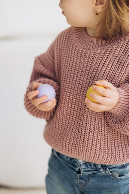 Meisje speelt speelgoed in de woonkamer Montessori houten speelgoed gevouwen piramide cirkel driehoek rechthoek houten elementen van children39s speelgoed gekleurd speelgoed blauw geel rood groen