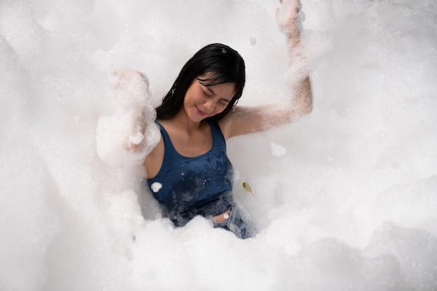 Meisje spelen in bubbelbad met plezier en vreugde