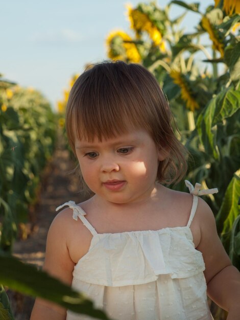 Meisje spelen in zonnebloem veld.