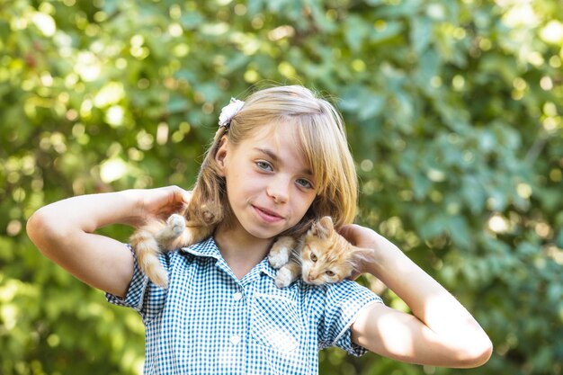 Meisje spelen met kitten buiten in het park