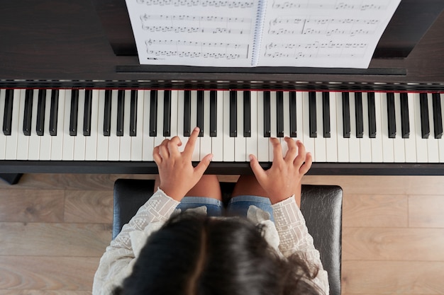 Meisje spelen op muziekinstrument