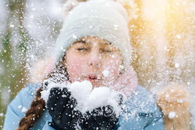 Meisje spelen op sneeuw in de winter gelukkige kinderen in prachtig besneeuwd winterbos op eerste kerstdag