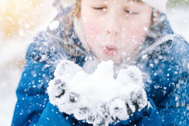 Meisje spelen op sneeuw in de winter gelukkige kinderen in prachtig besneeuwd winterbos op eerste kerstdag