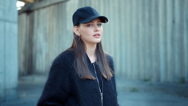 Meisje staat op straat Vrouw toont fuck you signDame doet negatief gebaar