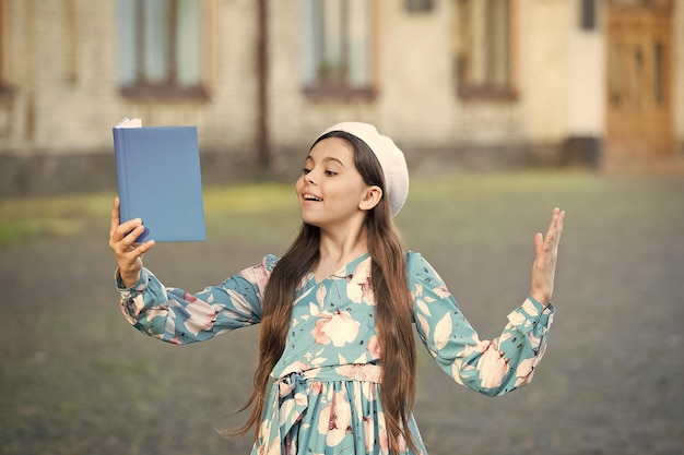 Meisje student geïnspireerd lezen reciteren poëzie literatuur les concept