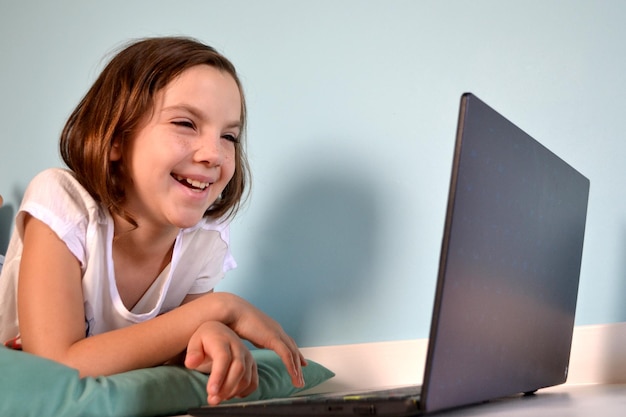Meisje student online leren klas studeren online videogesprek zoom leraar