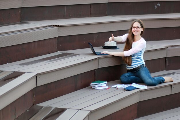 Meisje student studie huiswerk buiten