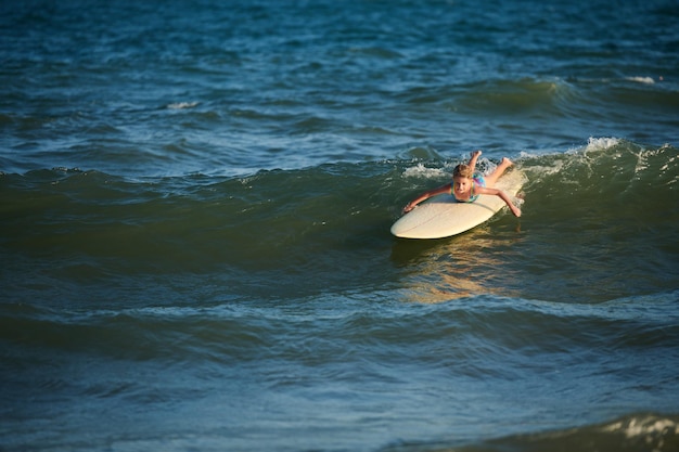 Meisje surfen in zee