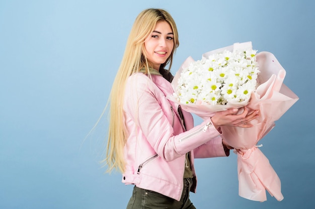 Meisje tedere sensuele blonde greep bloemen boeket. Bloemen bezorgservice. Kamille bloem symbool van onschuld en tederheid. Haar speciale dag vieren. Verrassing voor vriendin. Ben dol op bloemen.