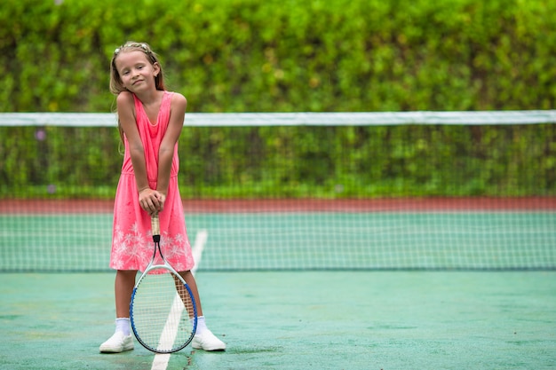 Meisje tennissen op het veld