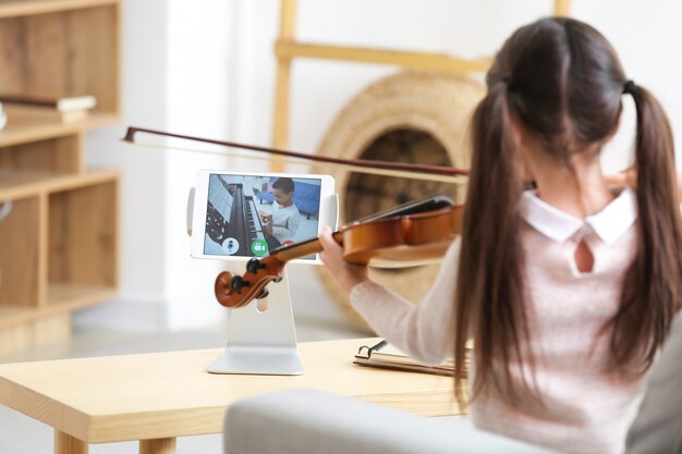 Meisje thuis muziek studeren met haar vriend online