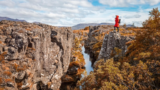 Meisje toerist kijkt naar de canyon.IJsland.