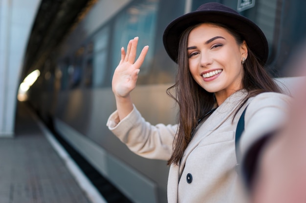 Meisje toerist neemt selfie op het treinstation