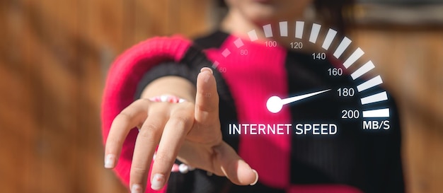 Foto meisje toont internet speedometer speed technology network