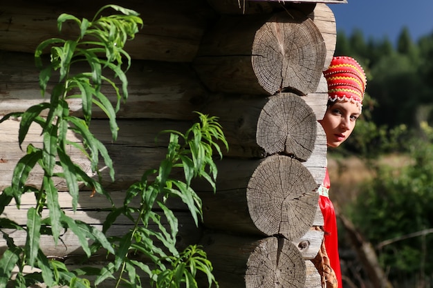 meisje traditionele kleding log