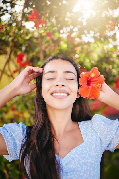 Meisje tropische bloem en tuin in de zomerzon op vakantie vakantie en voorjaarsvakantie in Hawaï Geluk wellness en schoonheid huidverzorging of zen geestelijke gezondheid zelfliefde vrede gelukkig en glimlach