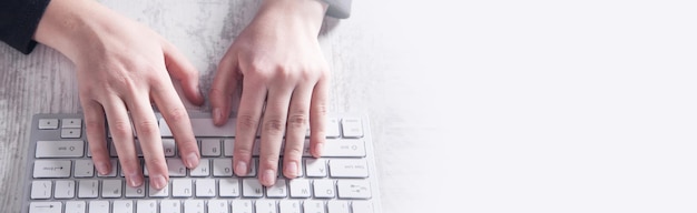 Meisje typen op het toetsenbord van de computer in bureau