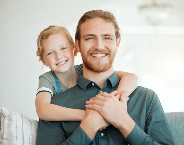 Meisje vader en glimlach op de bank met portret voor vader en dochter banden op het weekend met jeugd liefde ouder kind en gelukkig samen in het familiehuis met knuffel of genegenheid zorg en ontspannen op de bank