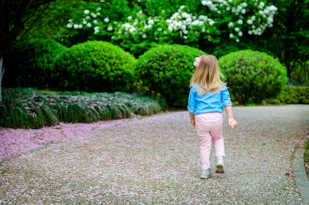 Meisje van achter het lopen in park. Kind geniet van het leven zonder allergie.