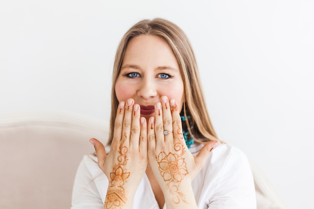 Meisje van de Europese uitstraling poseren met henna bij de hand