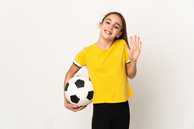 Meisje van de voetbalster dat op witte achtergrond wordt geïsoleerd die met hand met gelukkige uitdrukking groeten