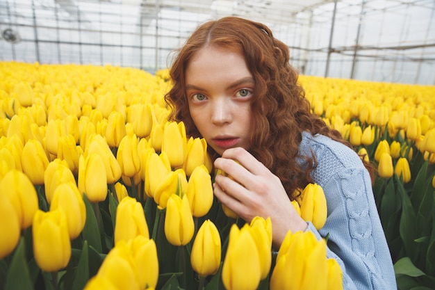 Meisje verstopt in bloemen