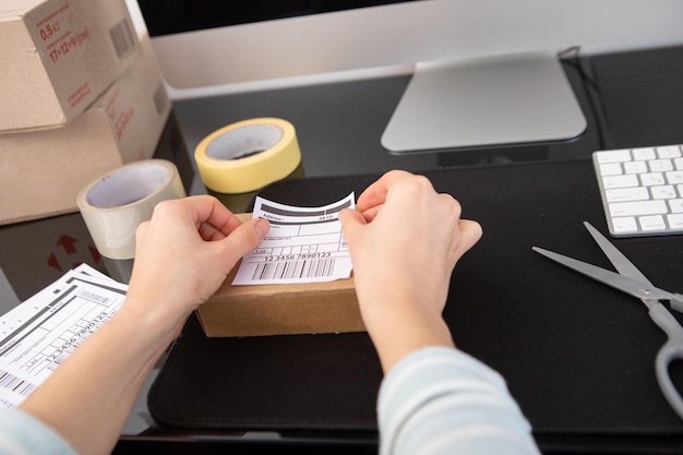 Meisje verzamelt haar boodschappen in het bezorgconcept van het postkantoor