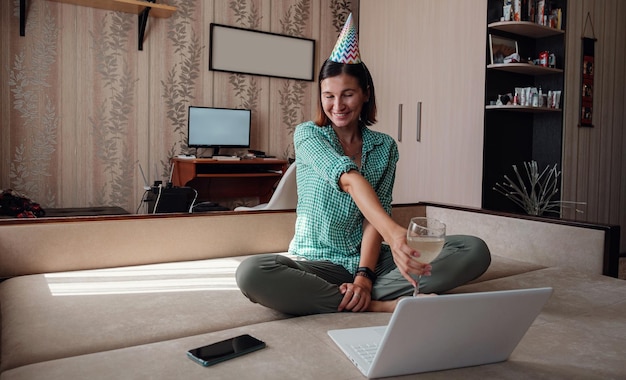 Meisje viert verjaardag online in quarantainetijd