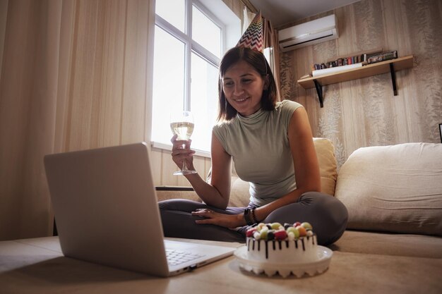 Meisje viert verjaardag online in quarantainetijd