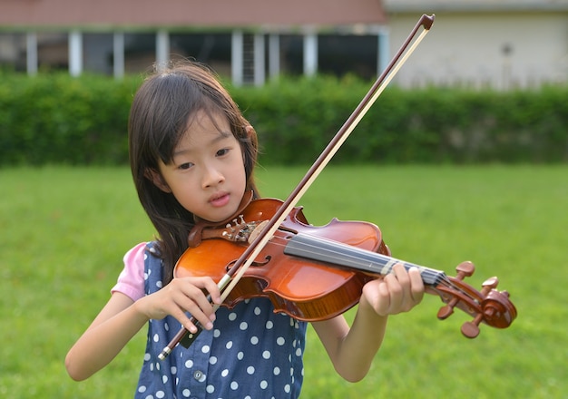 Meisje viool spelen