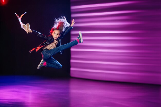 Meisje voert moderne choreografie uit met pointe schoenen in haar handen Verschillende richtingen in de danskopie ruimte