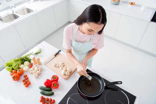 meisje voorbereiding van de lunch in moderne keuken