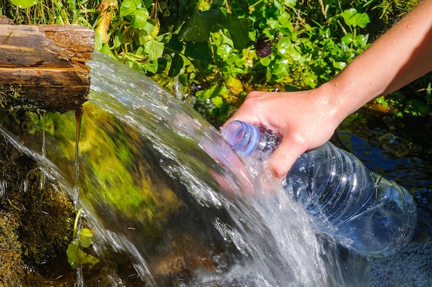 Meisje vult de waterfles