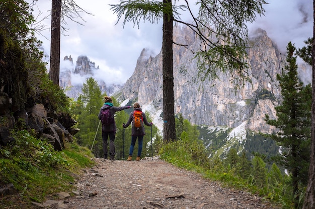 Meisje wandelaar op de bergen Dolomieten en uitzicht op de vallei, Italië. Seceda