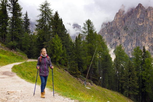 Meisje wandelaar op de bergen Dolomieten en uitzicht op de vallei, Italië. Seceda