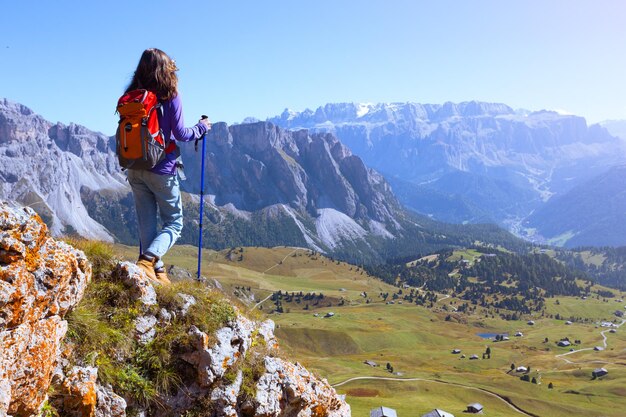 Meisje wandelaar op de bergen Dolomieten en uitzicht op de vallei, Italië. Seceda