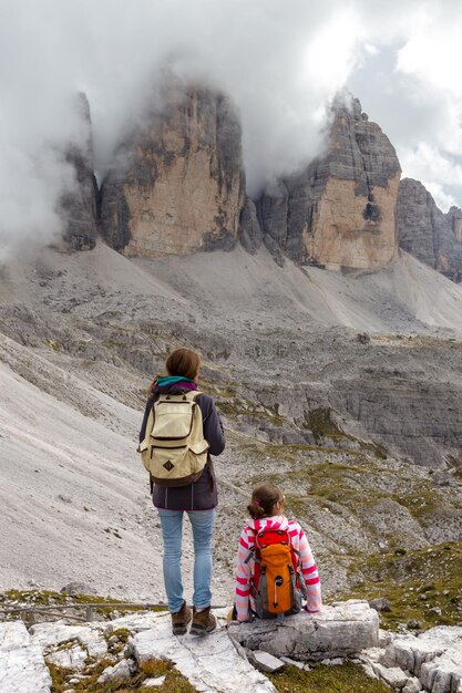 Meisje wandelaar rusten en kijken naar de Tre Cime di Lavaredo. Dolomieten, Italië.