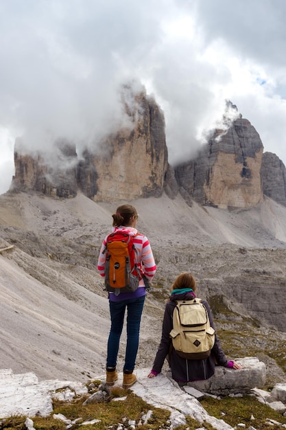 Meisje wandelaar rusten en kijken naar de Tre Cime di Lavaredo. Dolomieten, Italië.