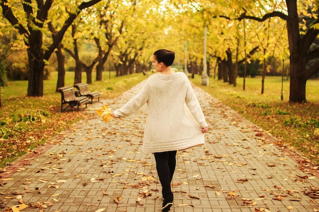 meisje wandelen in het park in de herfst