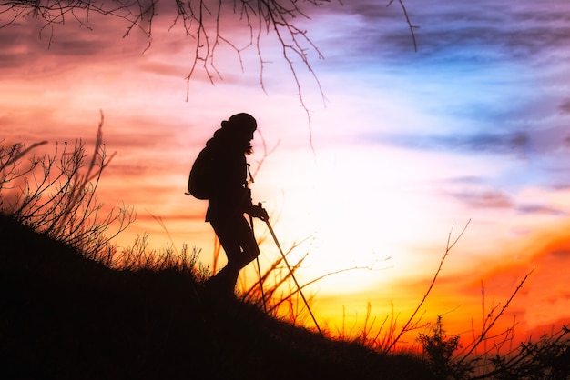 Meisje wandelen in silhouet bergaf