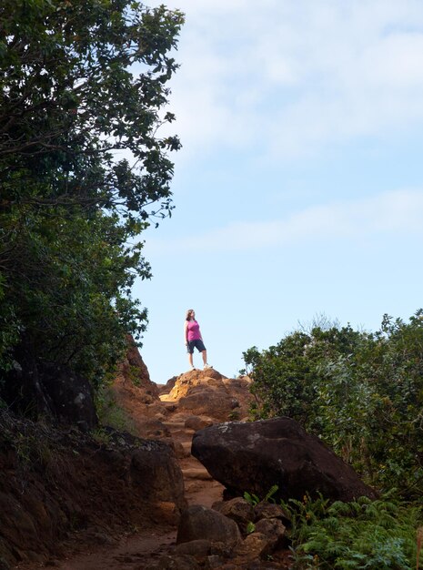 Meisje wandelpad Kalalau in Kauai