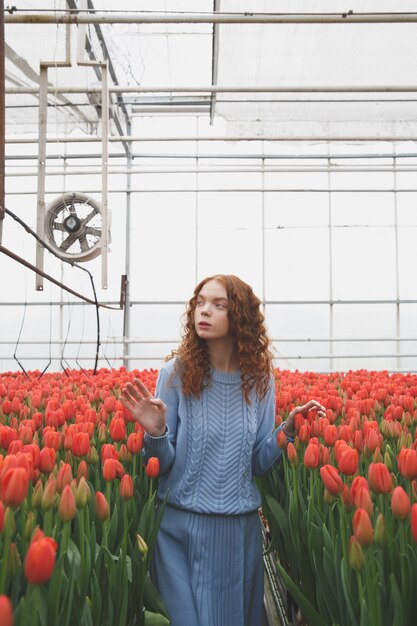 Meisje wat betreft bloemen