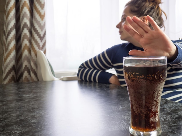 Meisje weigert frisdrank en maakt handgebaar