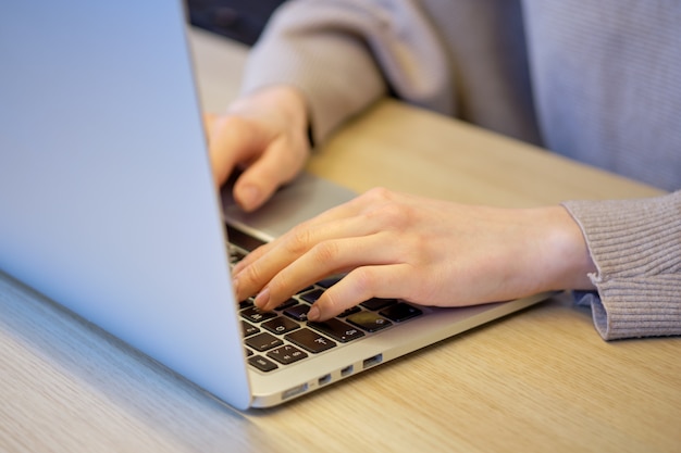 Meisje werkt achter laptops in een café.