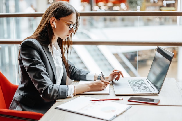 Meisje werkt op een laptop op kantoor