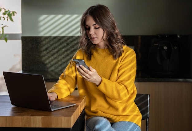 Meisje werkt thuis met een laptop tijdens quarantaine