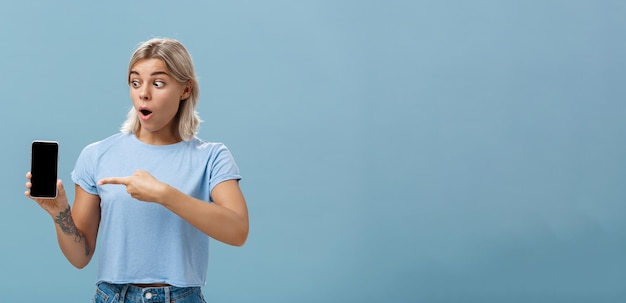 Meisje wordt verbaasd met een coole nieuwe smartphone ontvangen op haar verjaardag verrast sprakeloze gelukkige vrouw