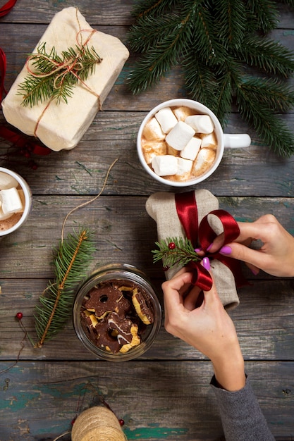 Meisje zegel geschenken en drink cacao met marshmallows