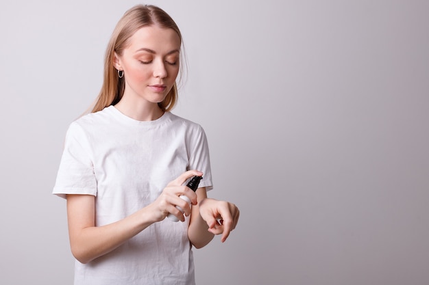 Meisje zet cosmetische olie op haar handen