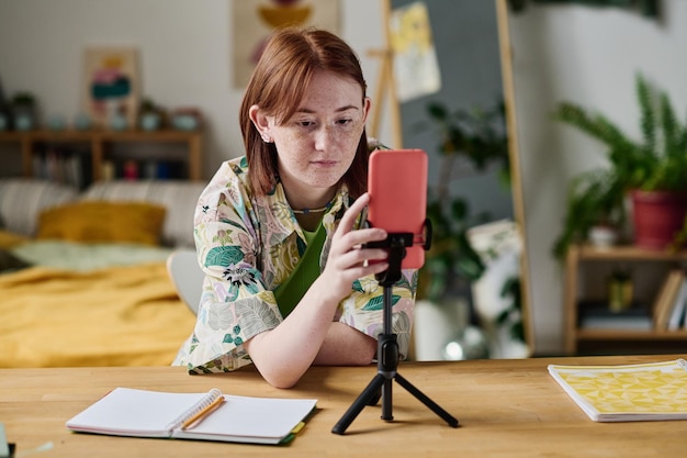 Meisje zet de plaat aan op haar smartphone